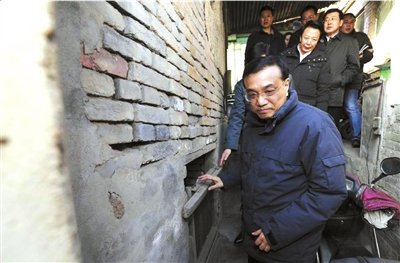 昨天，李克強(qiáng)看望包頭北梁棚戶區(qū)居民。新華社發(fā)