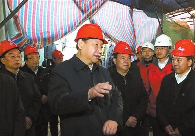昨天，習(xí)近平在甘肅東鄉(xiāng)察看滑坡重建現(xiàn)場(chǎng)。新華社發(fā)